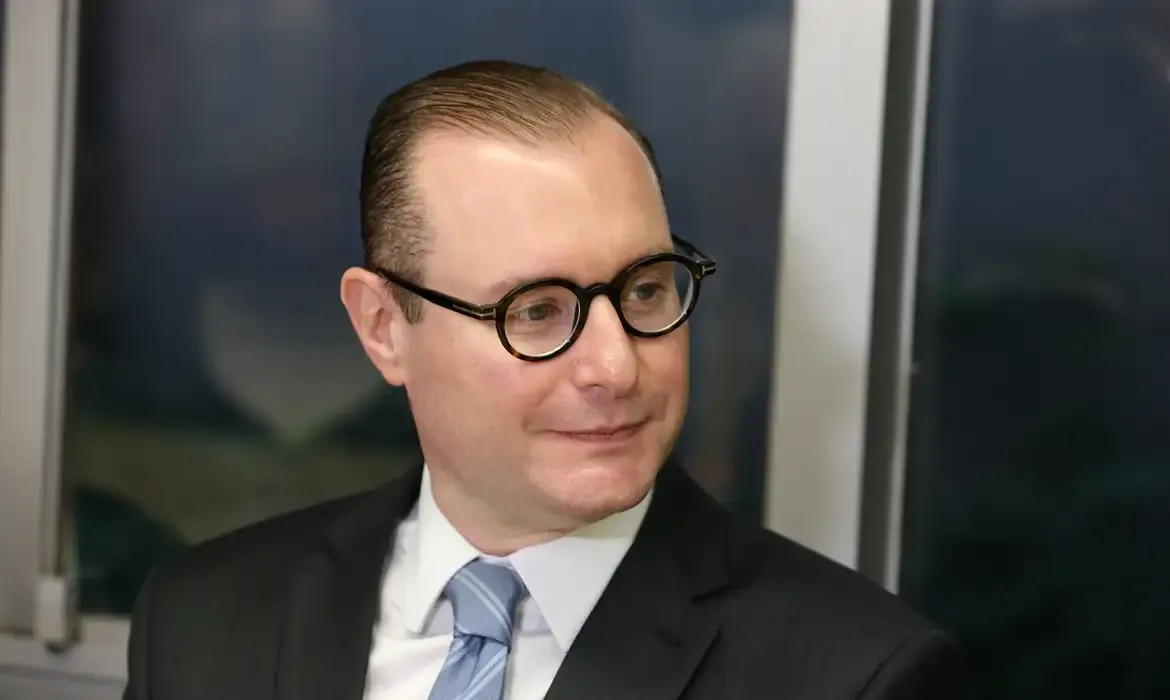 Zanin autoriza empresária a ficar em silêncio na CPMI do INSS