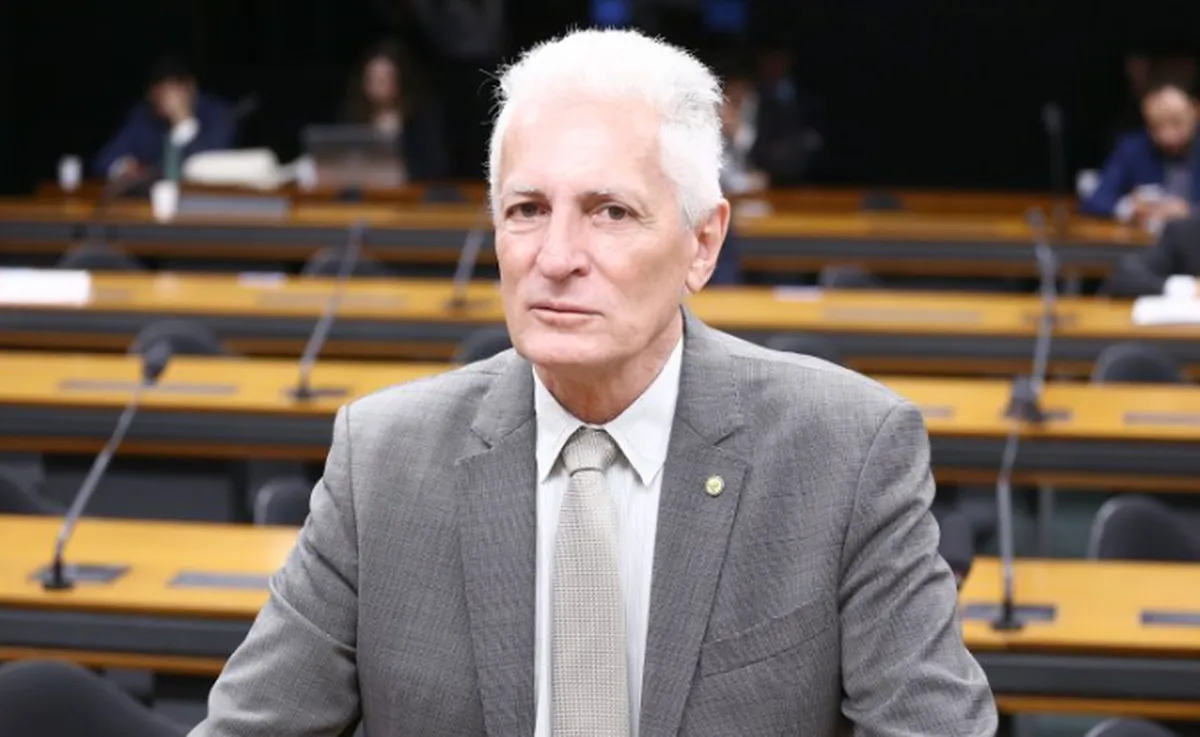 Deputado do PT é obrigado pela Justiça a se retratar após publicar montagem com Bolsonaro