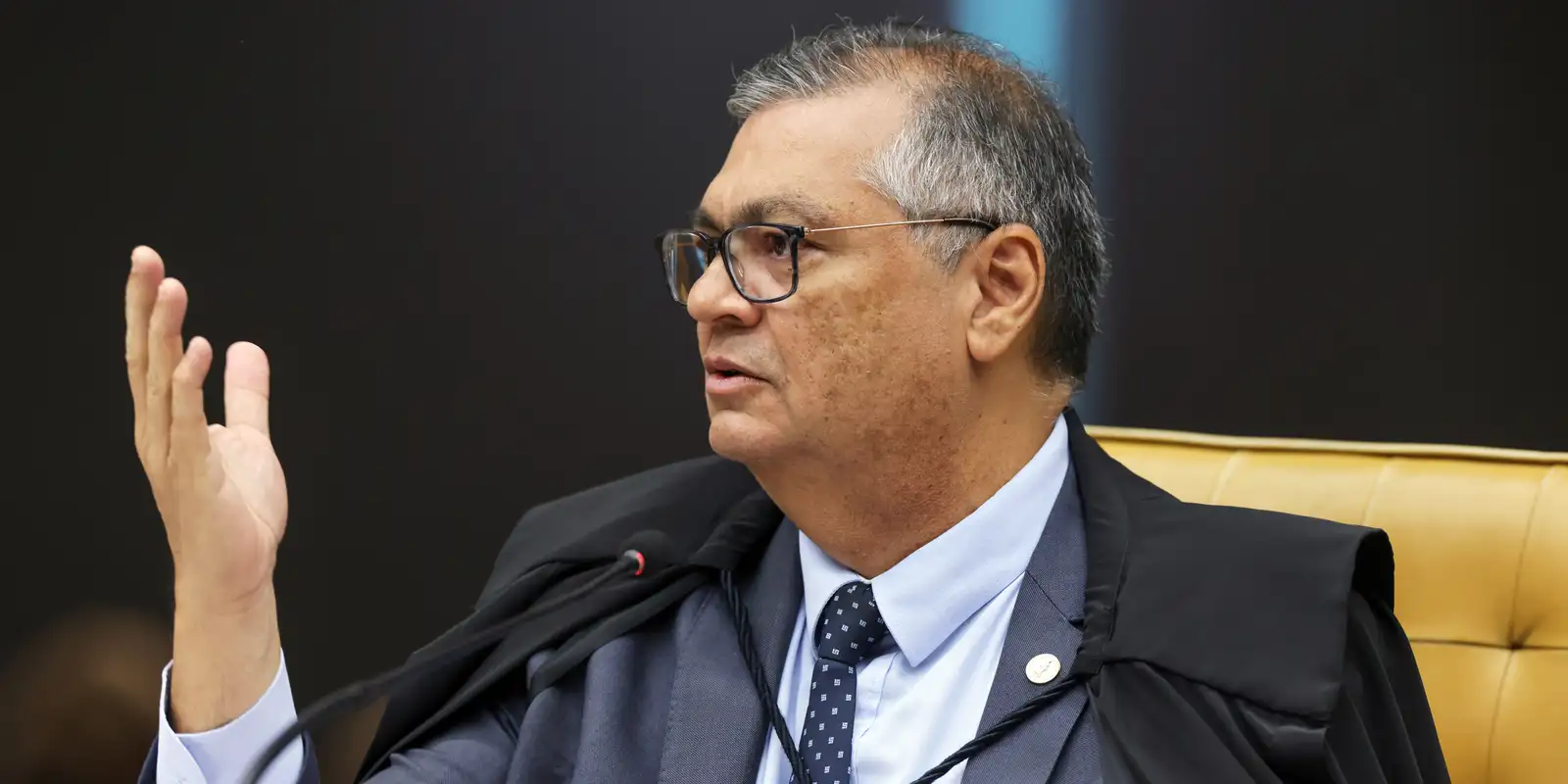 Dino determina suspensão de projetos sobre verbas indenizatórias