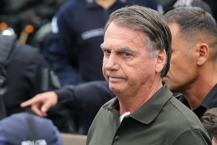 Bolsonaro passa mal na prisão e é levado ao Hospital DF Star