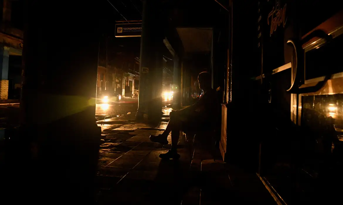 Cuba enfrenta apagão nacional e milhões ficam sem energia