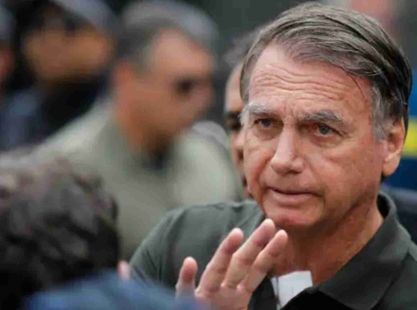 Bolsonaro deixa a UTI e segue para unidade semi-intensiva