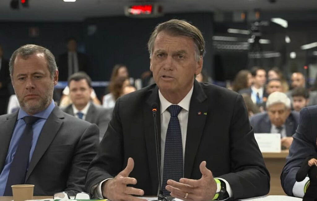 Médico diz que Bolsonaro deve permanecer ao menos 7 dias na UTI