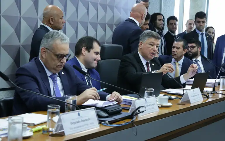 Votação na CPMI do INSS rejeita relatório final por 19 votos a 12