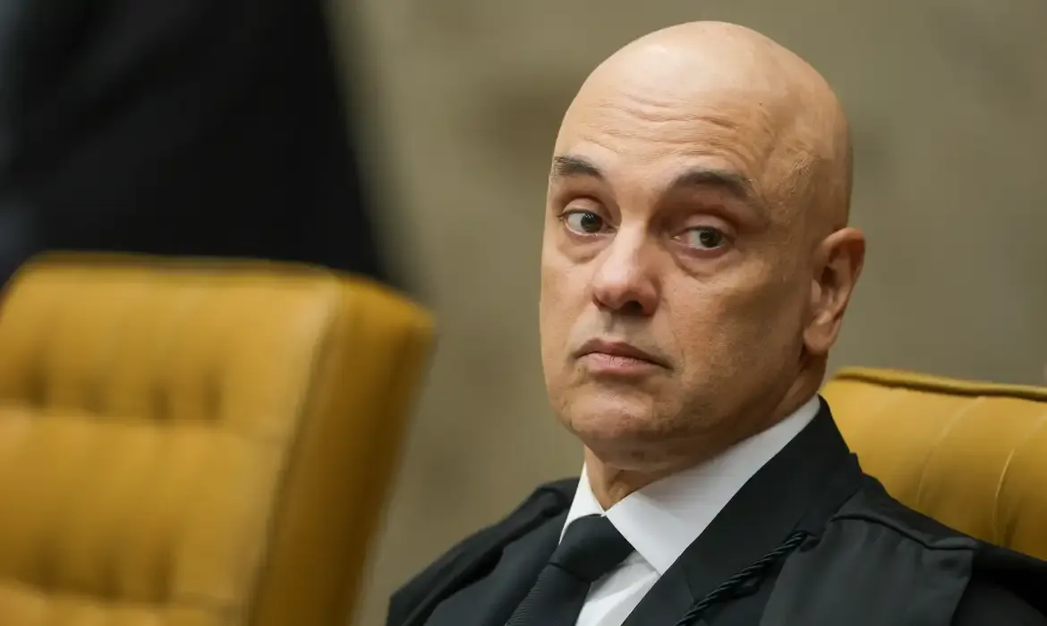 Família de Moraes aciona senador na Justiça por danos morais