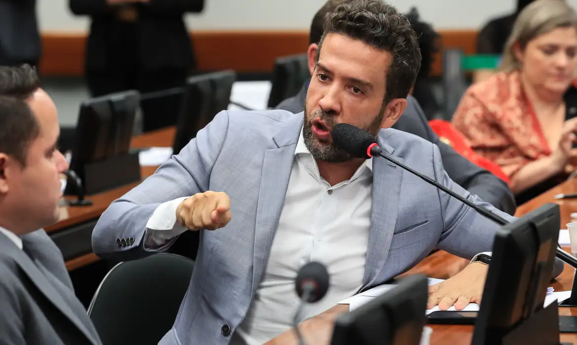 Sorteio cai para Mendonça e ação contra Janones avança no STF