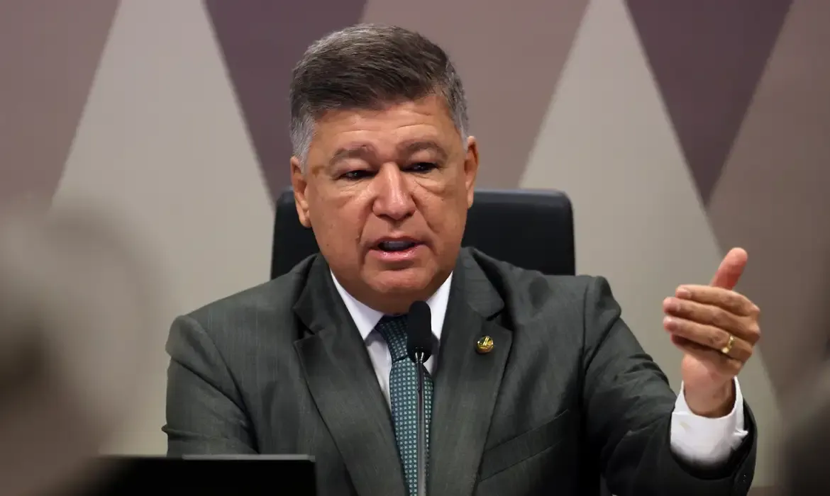 Troca no INSS acende alerta e senador aponta: “Não termina em nomes pequenos”