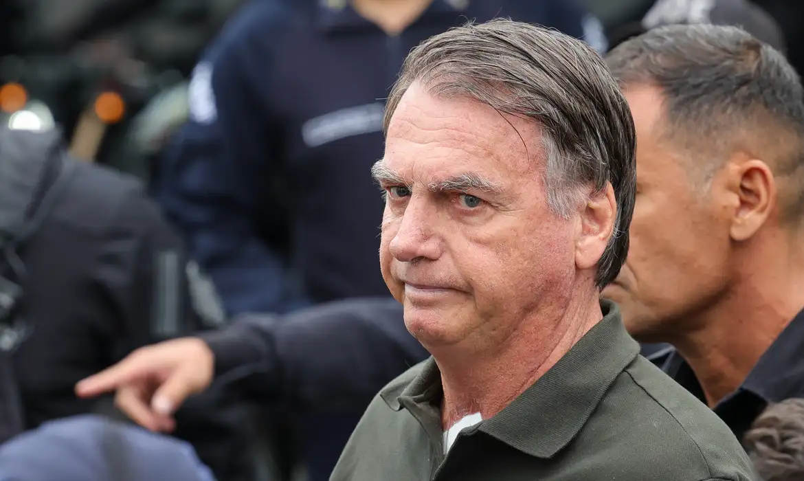 Saúde de Bolsonaro evolui, mas cirurgia ainda depende de aval do STF