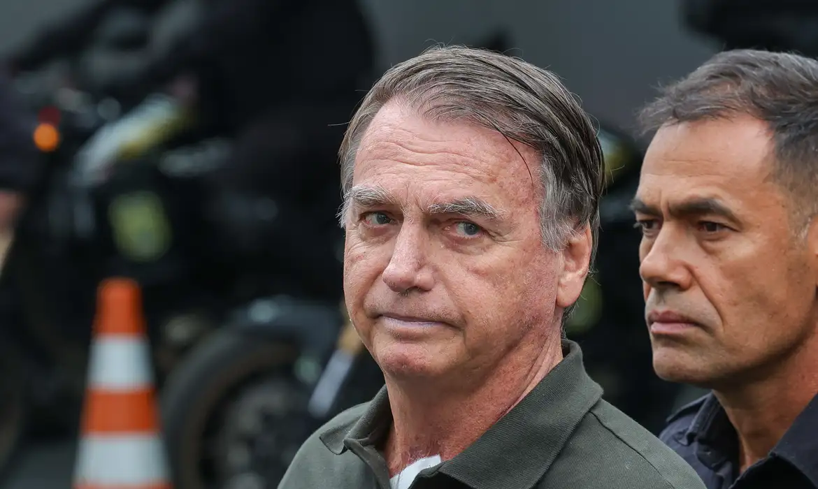 Médicos informam ao STF necessidade de cirurgia no ombro de Bolsonaro durante recuperação domiciliar