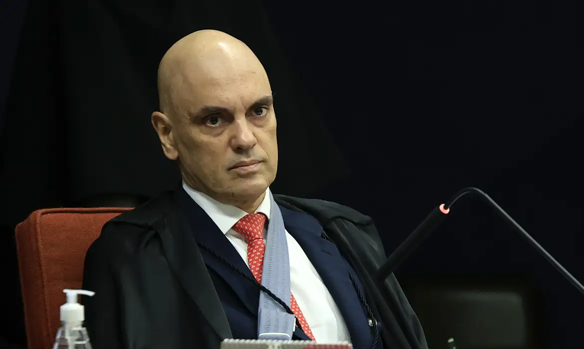 Moraes marca interrogatório de Eduardo Bolsonaro para abril