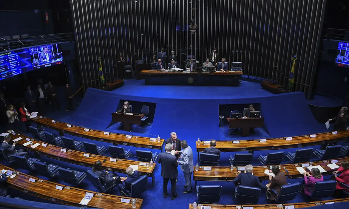 Senado analisa projeto que prevê punição por questionamentos sobre vacinas