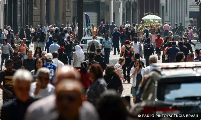 Datafolha expõe aperto financeiro: quase metade dos brasileiros corre atrás de renda extra