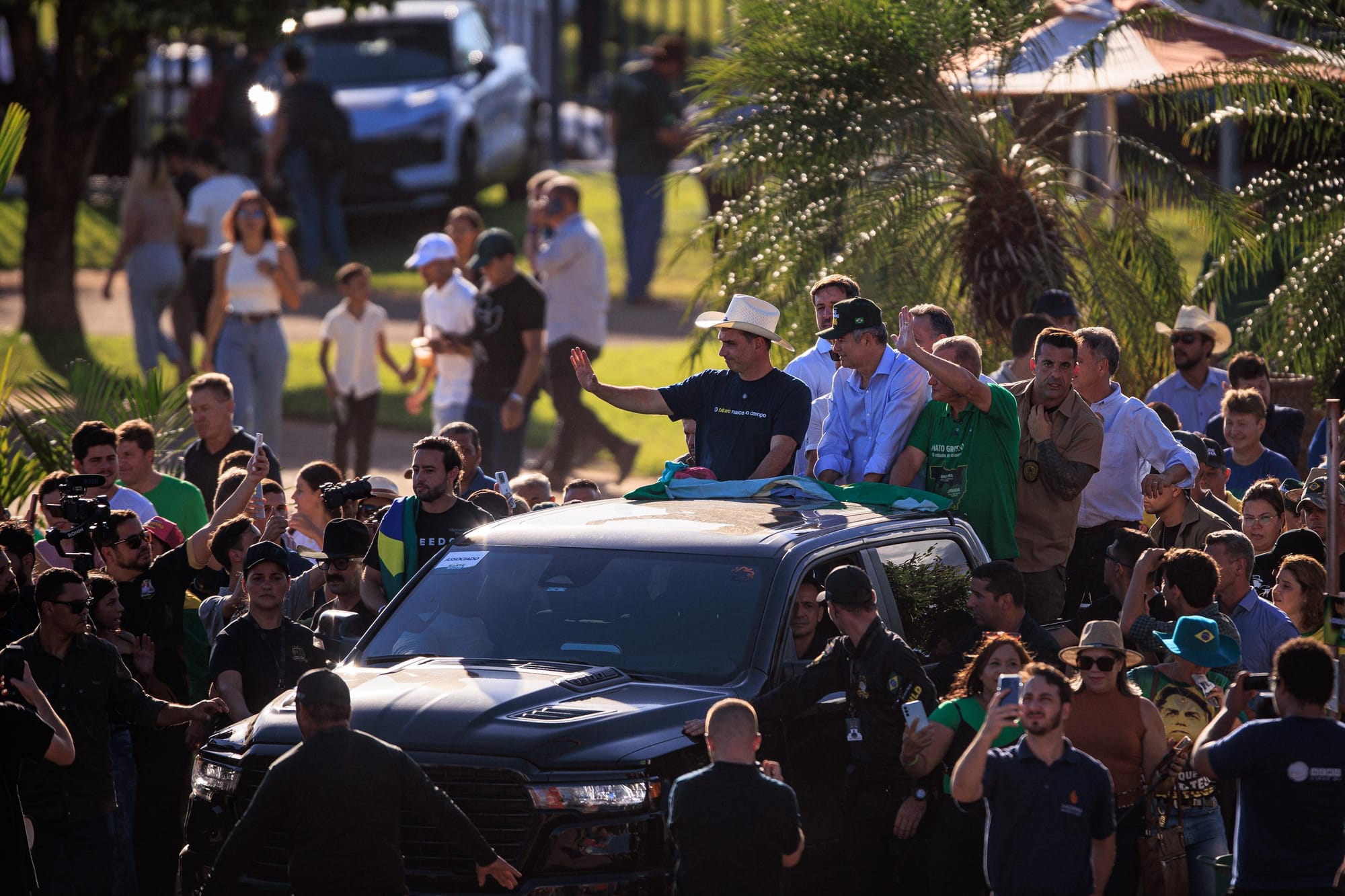 Flávio Bolsonaro ganha protagonismo em evento do agro em Mato Grosso
