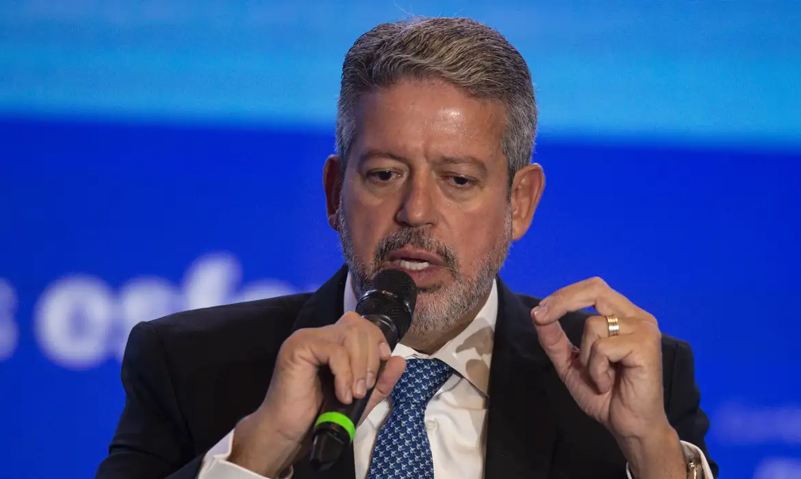 Lira articula com PT e PL em sequência e expõe engrenagem política nos bastidores