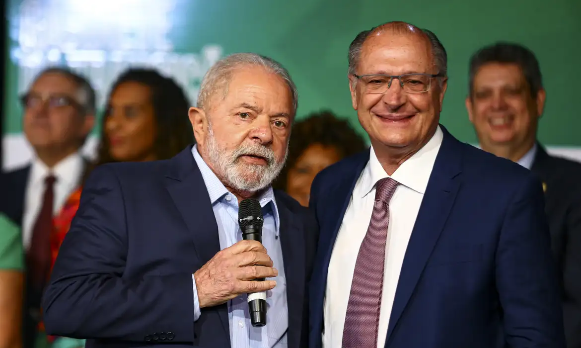 Lula confirma Alckmin como vice e admite debandada ministerial