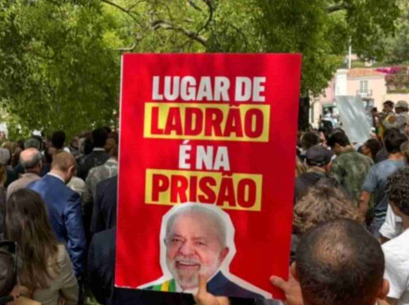 Lula é recebido com protestos em Portugal e encerra viagem sob desgaste