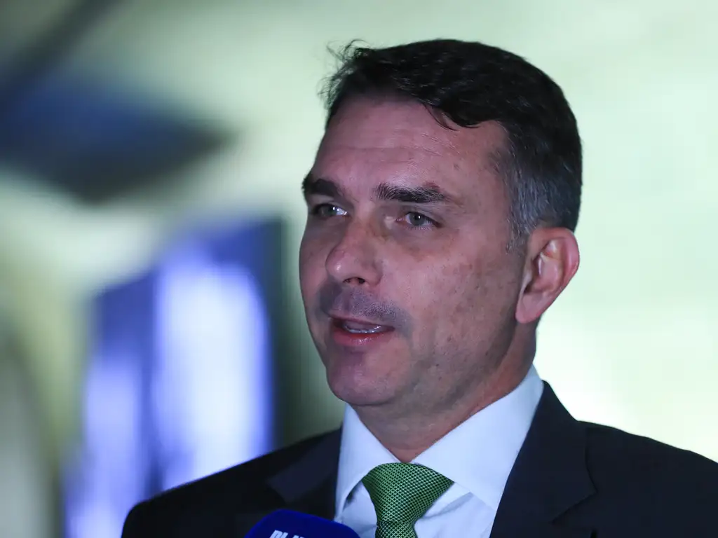 Flávio Bolsonaro projeta retorno simbólico e fala em “zerar o jogo” em 2026