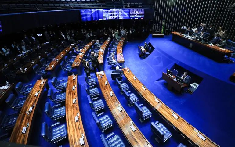 Plano vitalício no Senado consome mais de R$ 314 milhões e amplia debate sobre privilégios