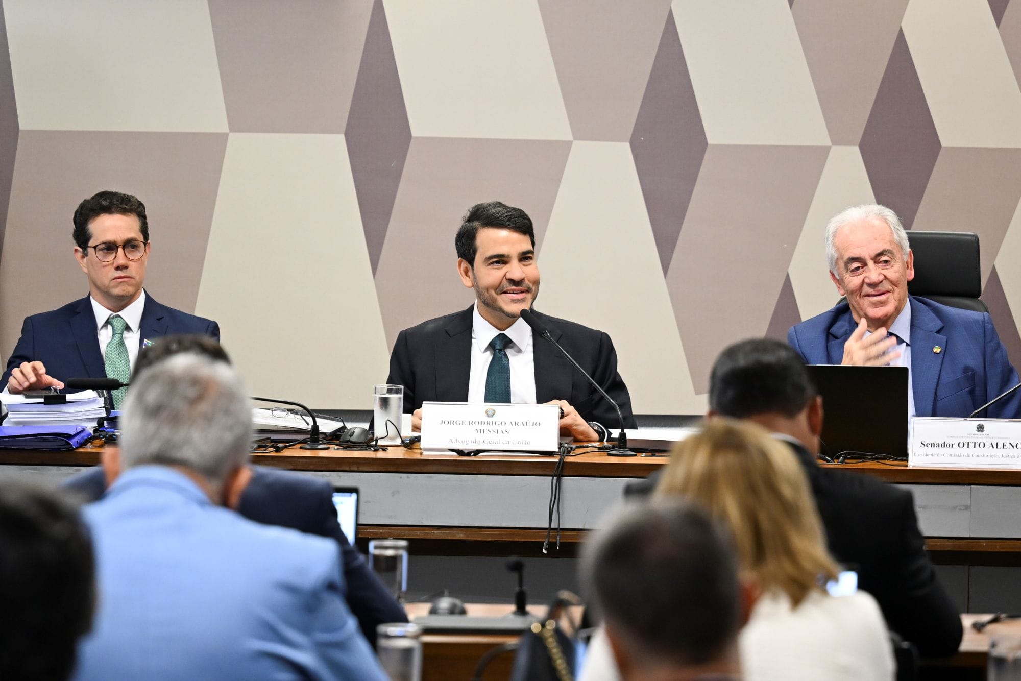 Messias rejeita aborto na abertura de sabatina e é pressionado por Magno Malta