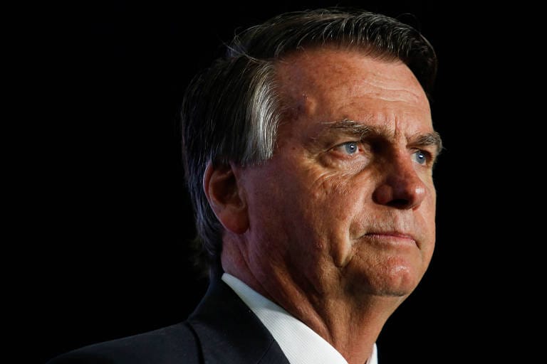 Bolsonaro recebe alta após cirurgia e retorna à prisão domiciliar