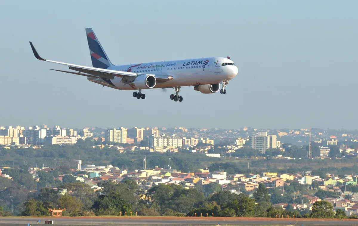 LATAM alerta para impacto da nova jornada de trabalho sobre voos internacionais no Brasil