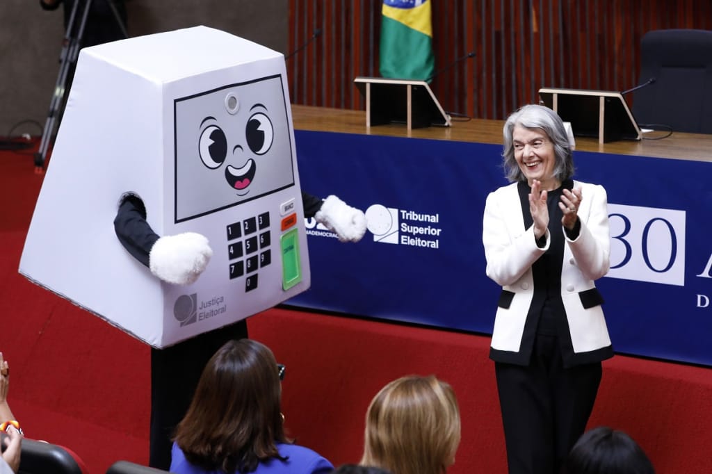 Mascote do TSE gera debate sobre gastos públicos em ano eleitoral