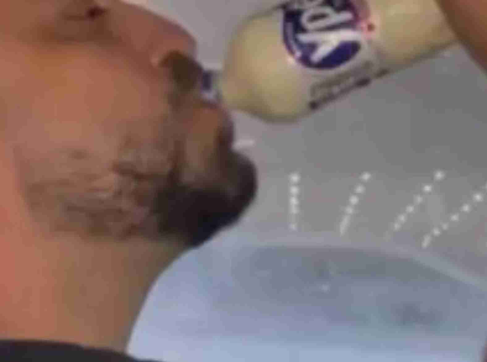Homem que viralizou bebendo “detergente” esclarece que líquido era iogurte