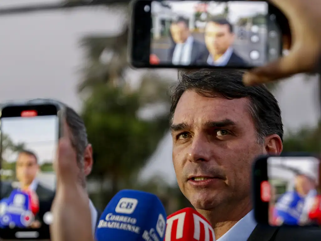 Intercept divulga supostos áudios envolvendo Flávio Bolsonaro e Banco Master