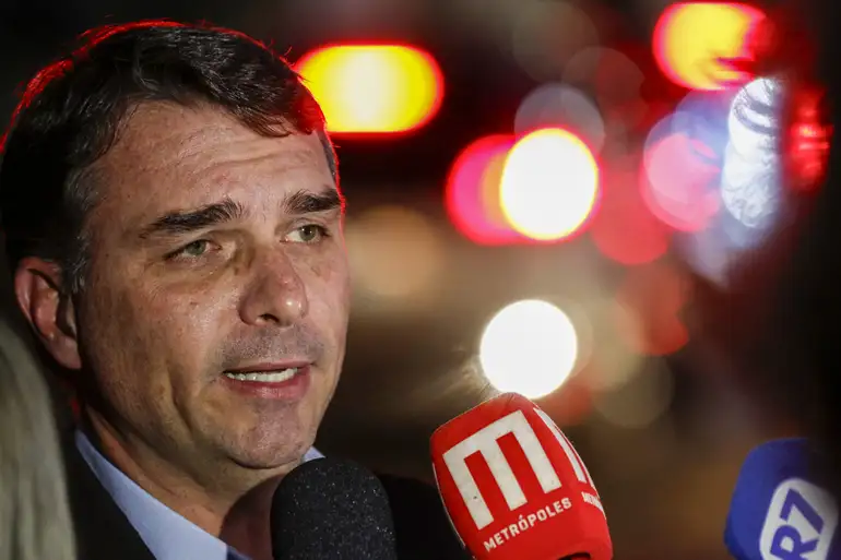 Flávio Bolsonaro critica avanço dos feminicídios e cobra ação efetiva do governo