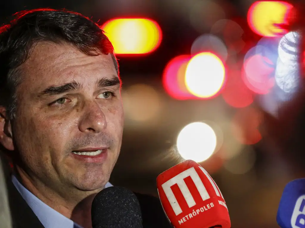 Flávio Bolsonaro divulga nota e defende CPI do Banco Master