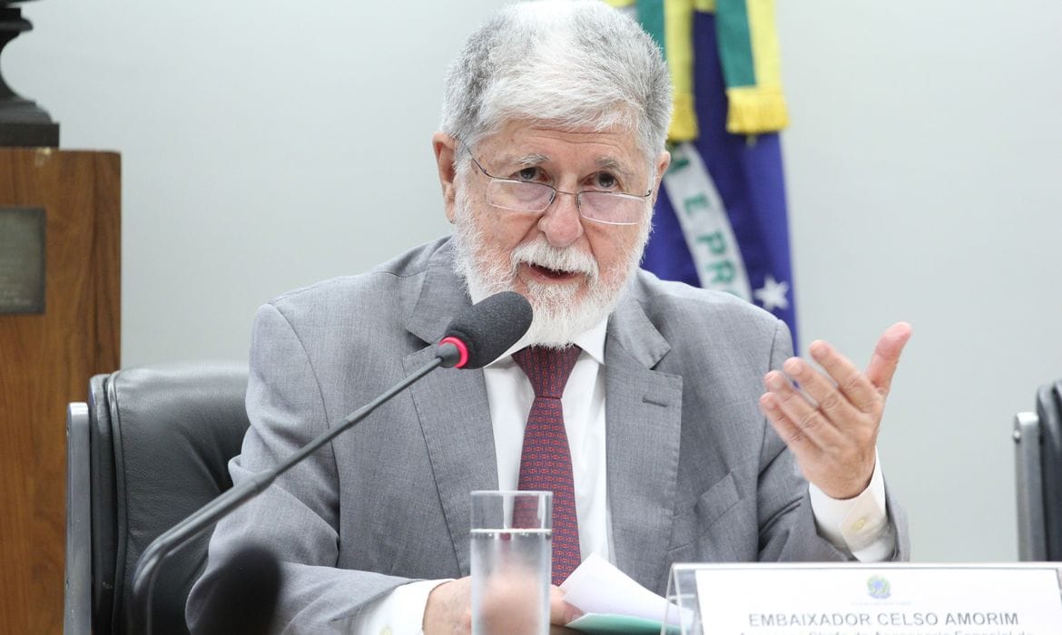 Celso Amorim afirma que Trump “pensará duas vezes” antes de contrariar interesses do Brasil