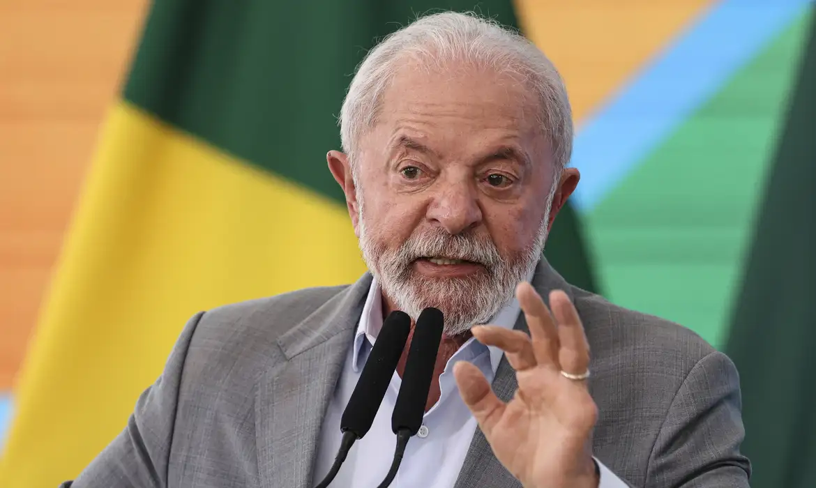 Lula veta projeto que reconhecia estágio como experiência profissional