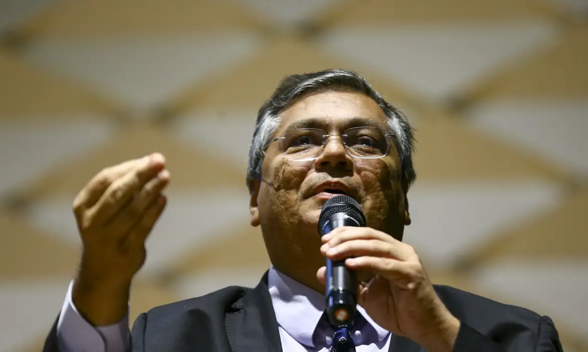 Flávio Dino suspende ação contra Davi Alcolumbre por suposta rachadinha