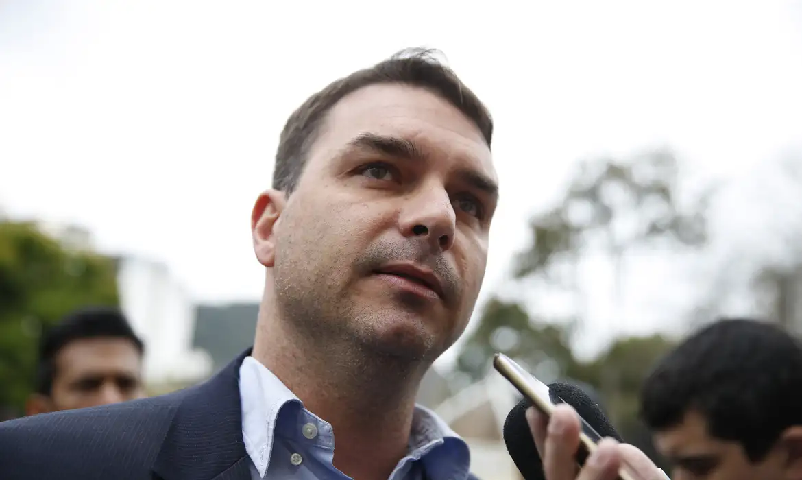 Aliado de Trump sai em defesa de Flávio Bolsonaro após vazamento de áudios