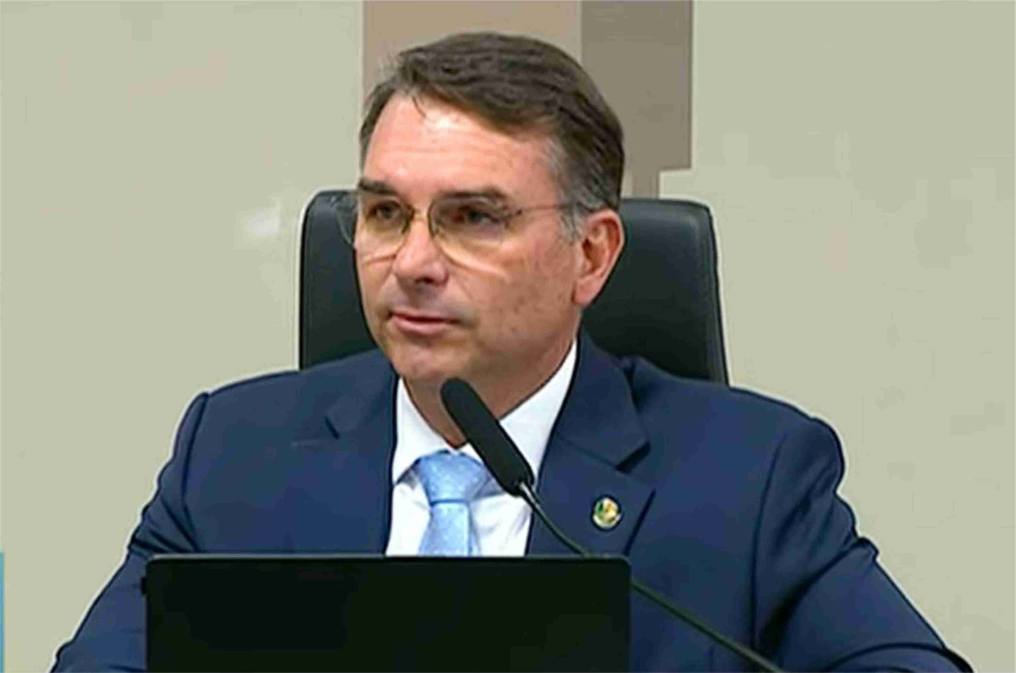 Flávio busca no STF produção de provas para reforçar defesa em inquérito