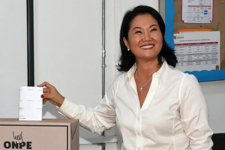 Keiko mantém vantagem mínima no Peru, mas disputa segue indefinida