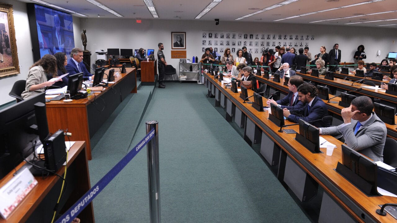 CCJ avança com PEC que reduz maioridade penal para crimes graves