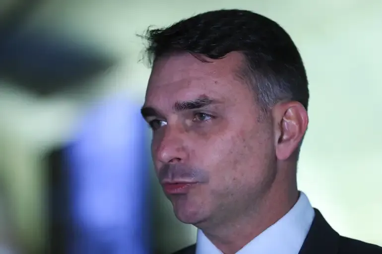 Nova investida mira Flávio Bolsonaro