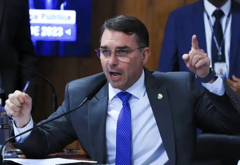 Flávio resiste ao desgaste e mantém protagonismo na corrida presidencial