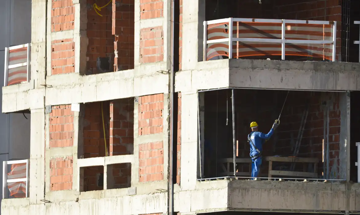 Fim da escala 6x1 pode elevar custo da construção e pressionar preço dos imóveis, alerta setor