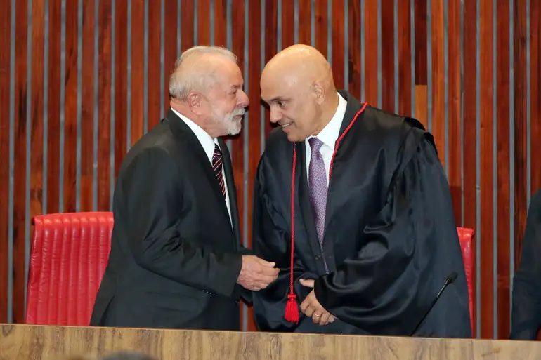 Rachadura no topo do poder: Lula cobra explicações de Alexandre de Moraes sobre contrato milionário