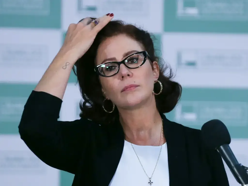Defesa de Carla Zambelli vê avanço em processo de extradição na Itália