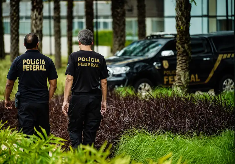PF prende investigados ligados à lavagem de dinheiro do PCC e bloqueia R$ 10,4 bilhões