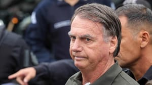 Bolsonaro sofre crise de soluços na primeira noite na Papudinha