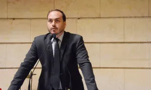 Carlos Bolsonaro se pronuncia após negativa de domiciliar para o pai