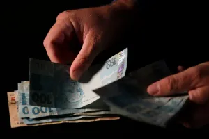 Brasil acumula R$ 2,8 bilhões bloqueados no exterior, mas não consegue repatriar