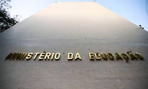 Falta de livros em braille deixa milhares de alunos cegos sem acesso ao aprendizado