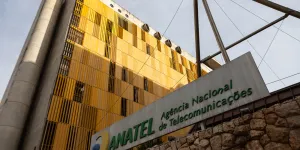 Anatel quer mudar a lei após Rumble expor fragilidade do bloqueio imposto por Moraes