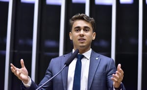Nikolas reage a padre que negou eucaristia a fiéis por posição política