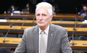 Deputado do PT é obrigado pela Justiça a se retratar após publicar montagem com Bolsonaro